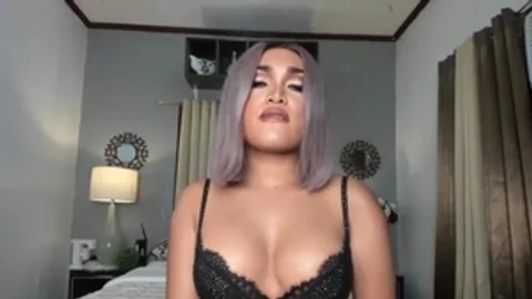 Transsexual masturbating live on webcam