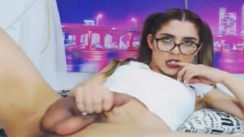 shemale Looks Like A yummy Secretary