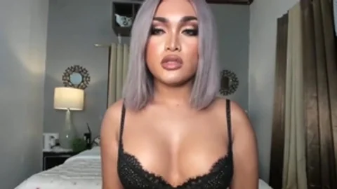 Transsexual masturbating live on webcam