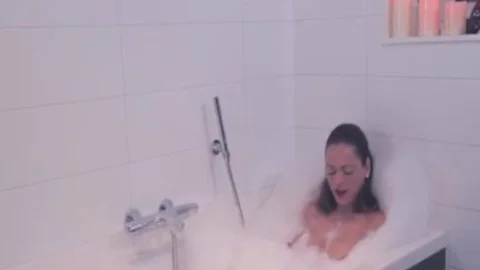 Jerking off in the Tub with Camilla
