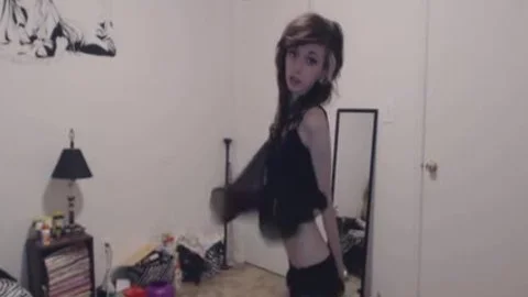 Emo Rachitique Streap Devant Sa web camera